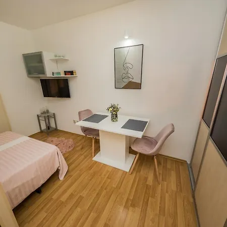 Paeninsula Apartment *