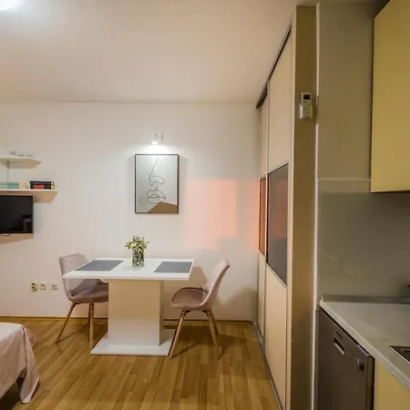 Paeninsula Apartment *